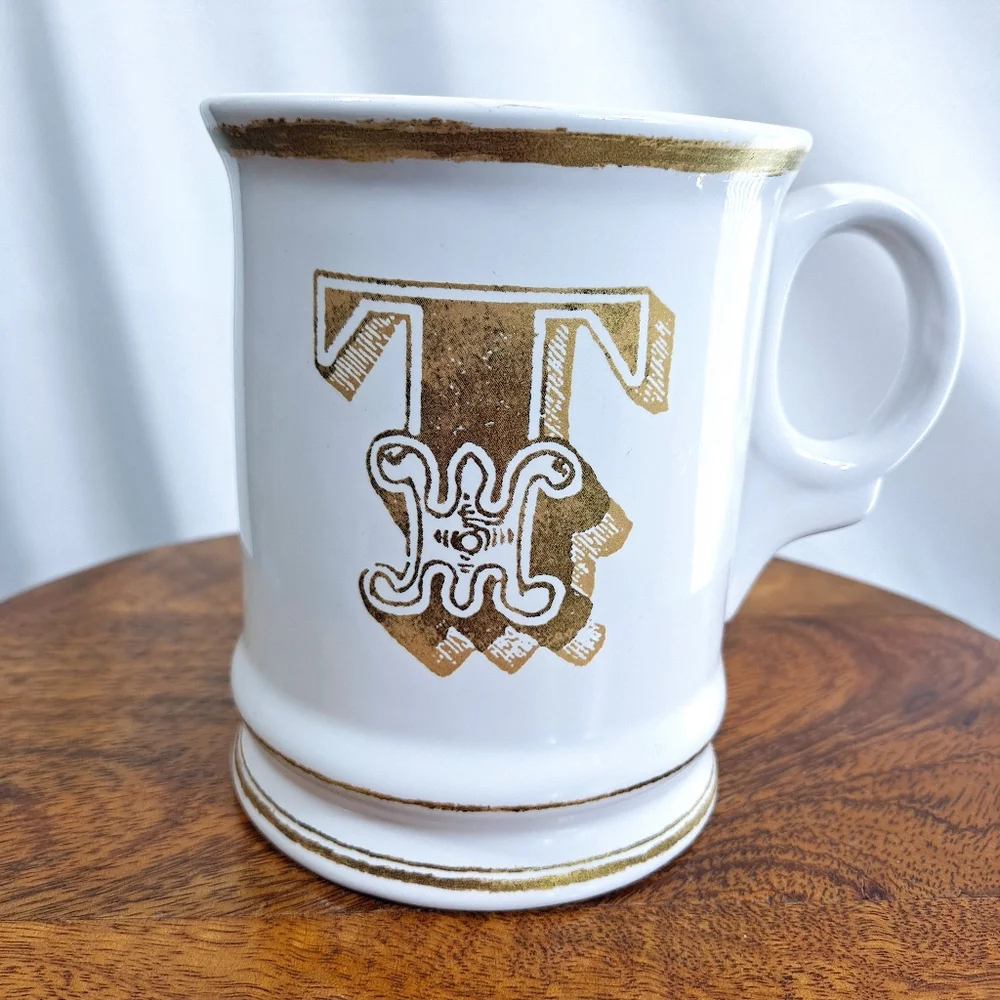 Williams Sonoma Gold Trim 16oz T Monogram Mug